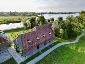 Groepshuis aan open vaarwater (de Berch)